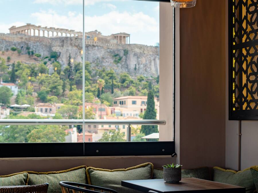 Serveert ontbijt, lunch en diner