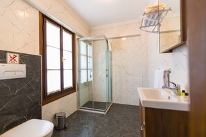 Suite | Baño | Ducha, artículos de higiene personal gratuitos y secador de pelo