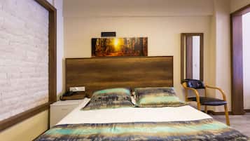 Standard Triple Room | Desk, blackout drapes, free WiFi, bed sheets