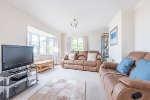 TV - Brookfield, lovely sea views of Mawgan Porth beach (Mawgan Porth)