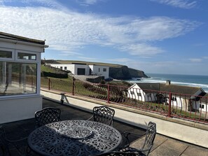 Outdoor dining - Brookfield, lovely sea views of Mawgan Porth beach (Mawgan Porth)