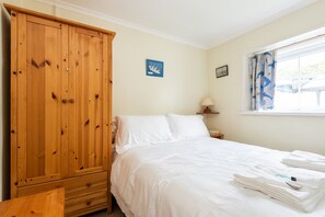 3 bedrooms, iron/ironing board, WiFi, bed sheets - Old Coastguard Cottage, with uninterrupted sea views (Downderry)