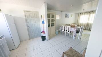 Geladeira, micro-ondas, cooktop, talheres/pratos/utensílios de cozinha