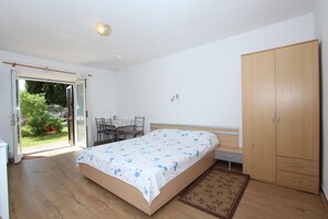 Studio, Terrasse | Wohnbereich
