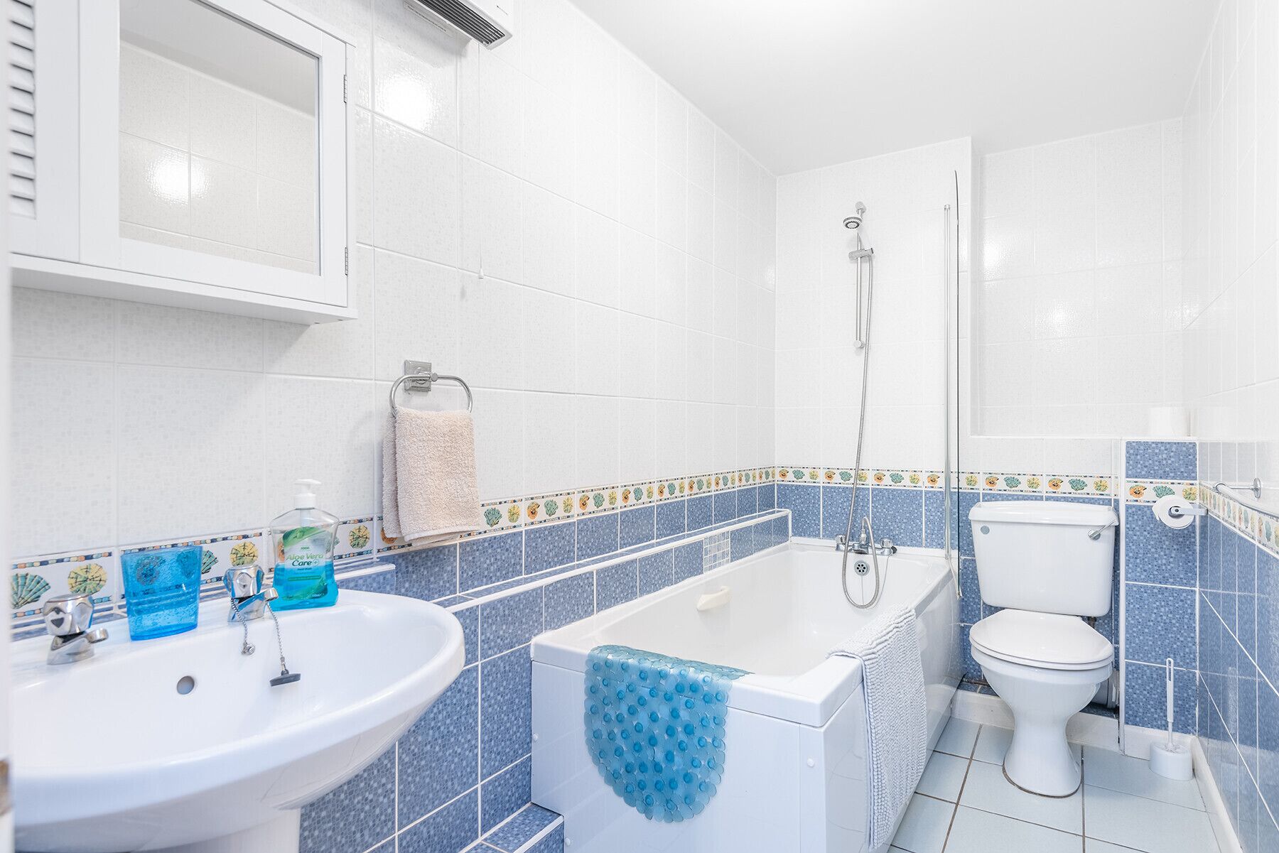 Une salle de bain avec un lavabo, une baignoire et des toilettes.