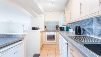 Jääkaappi, mikroaaltouuni, astianpesukone, leivänpaahdin