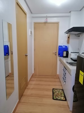 Kjøleskap, mikrobølgeovn, kokeplater og vannkoker