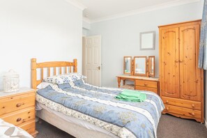 2 bedrooms, iron/ironing board, bed sheets