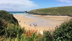 Une plage animée, un littoral rocheux et une végétation luxuriante.