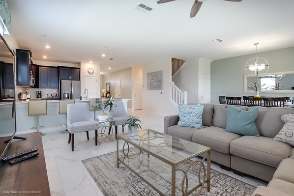 Talo, useita sänkyjä | Oleskelualue