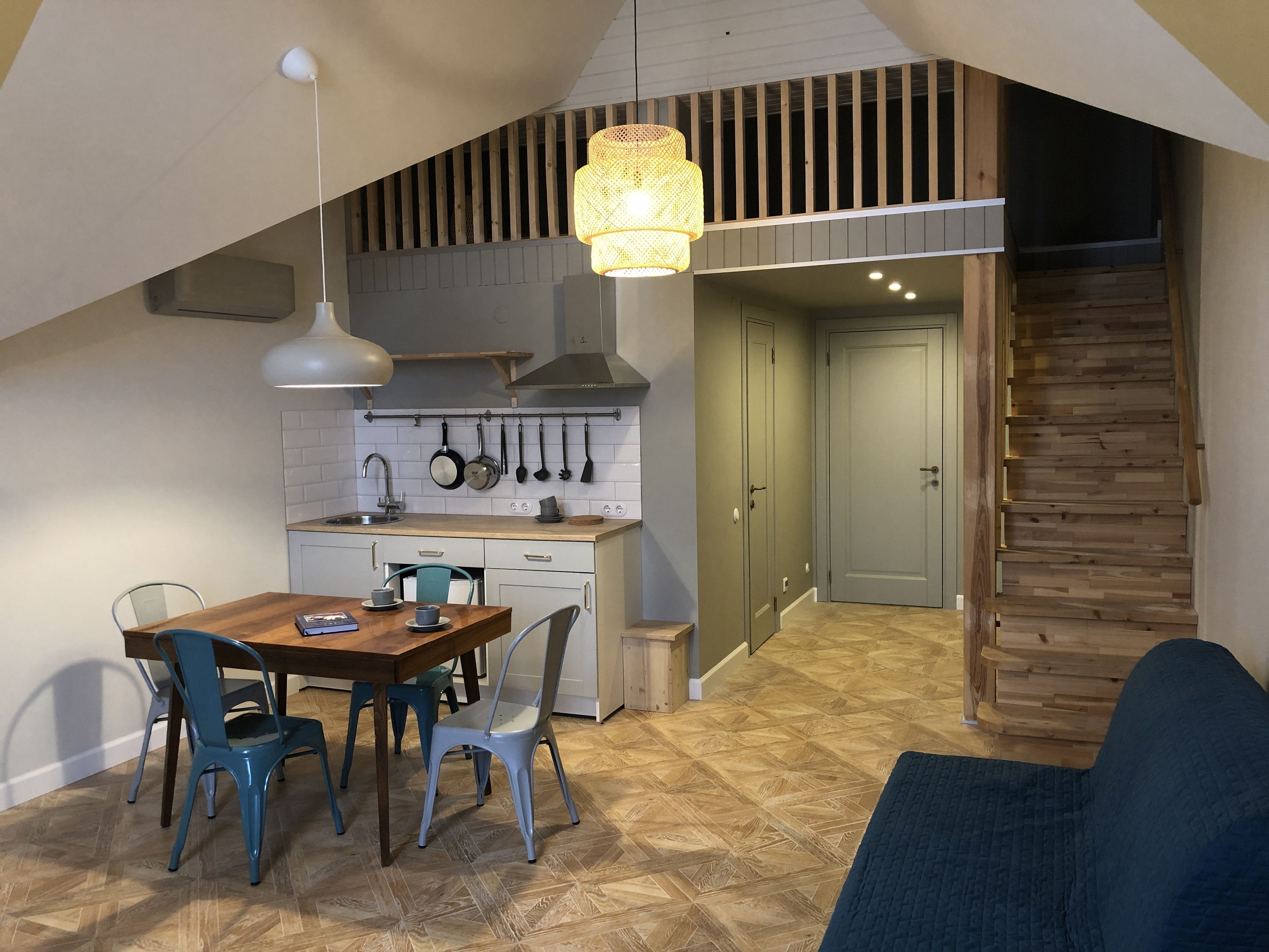 Deluxe-Maisonette, Kochnische | Eigene Kochnische | Kühlschrank, Herdplatte, Wasserkocher, Kochgeschirr/Geschirr/Besteck