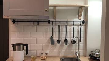 Dreibettzimmer, Kochnische | Eigene Kochnische | Kühlschrank, Herdplatte, Wasserkocher, Kochgeschirr/Geschirr/Besteck