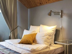 Chambre triple supérieure, cuisinette | Bureau, fer et planche à repasser, accès au Wi-Fi (inclus)