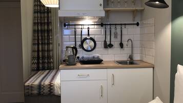 Doppelzimmer, Kochnische | Eigene Kochnische | Kühlschrank, Herdplatte, Wasserkocher, Kochgeschirr/Geschirr/Besteck