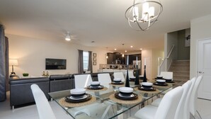 Ferienhaus, Mehrere Betten | Essbereich im Zimmer