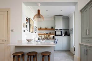 Een koelkast, een magnetron, een oven, een kookplaat