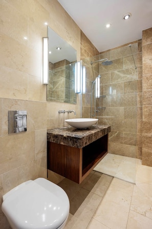 Badewanne, Haartrockner, Handtücher