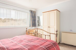 2 habitaciones, tabla de planchar con plancha y ropa de cama 