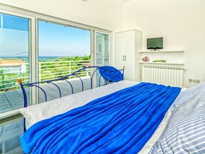 5 bedrooms, iron/ironing board, free WiFi, bed sheets