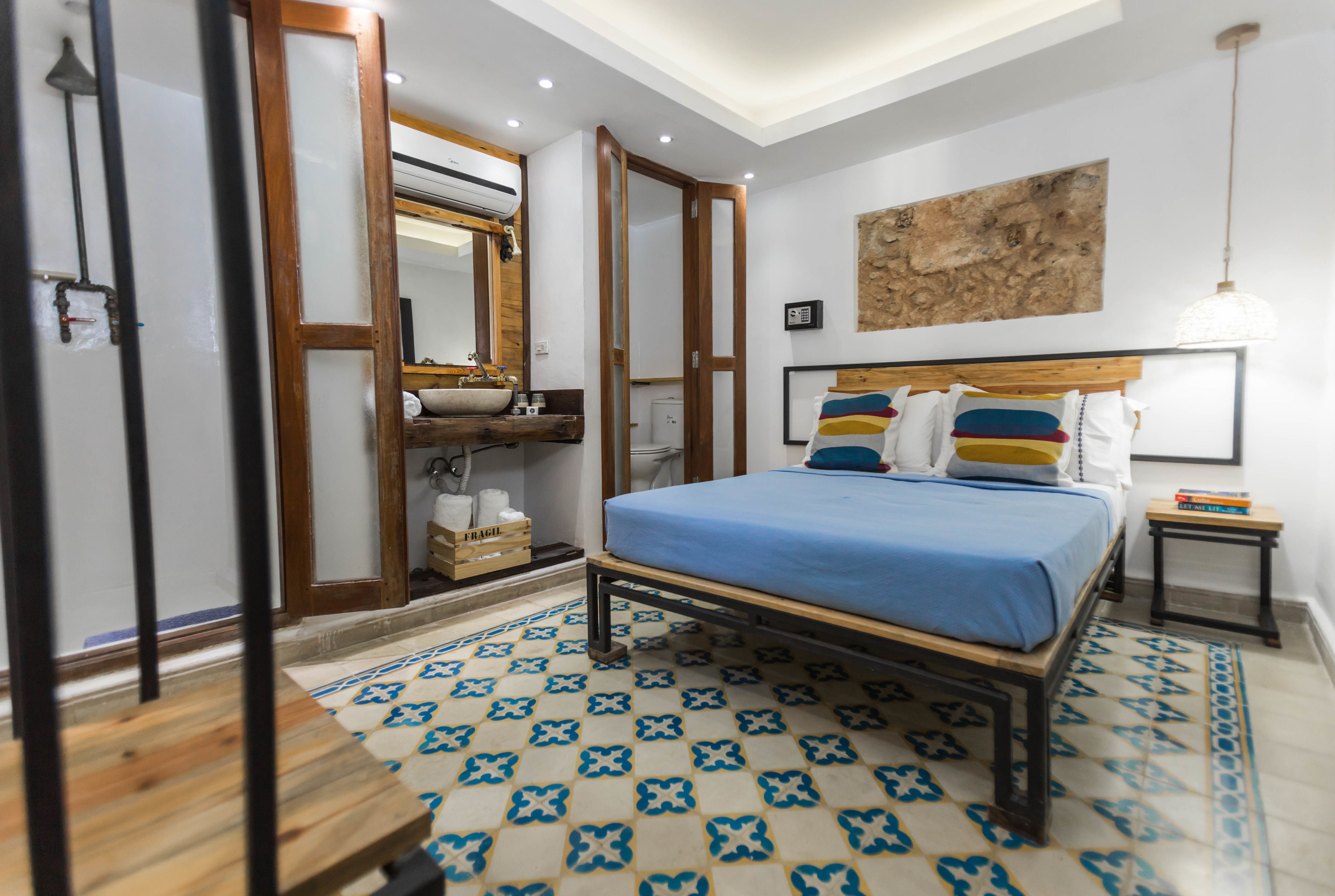 standard room | in-room safe, individually decorated, bed sheets