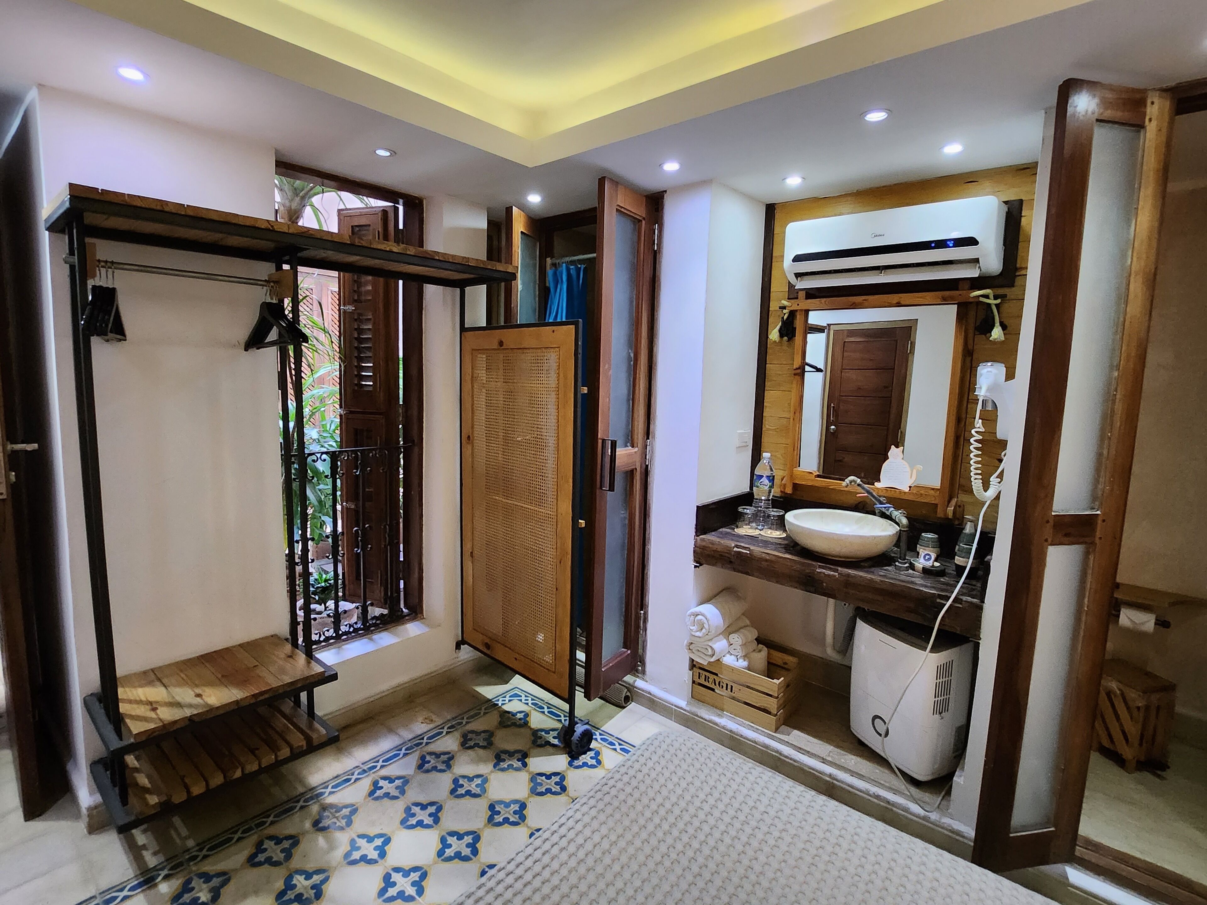 standard room | in-room safe, individually decorated, bed sheets