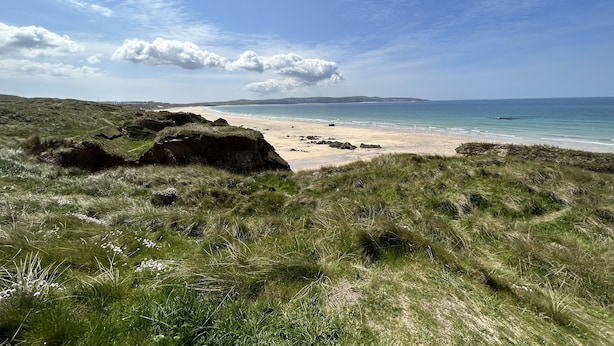 A coastal landscape with grassy terrain leading to a sandy beach and the ocean. - Skylark - Three Bedroom Cottage, Sleeps 6 (Camborne)