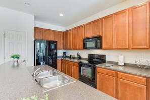 Townhouse, 3 soverom | Eget kjøkken | Kjøleskap, mikrobølgeovn, ovn og oppvaskmaskin