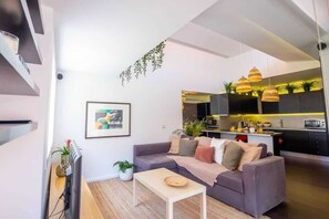 Télévision, chaîne hi-fi, espaces bureaux