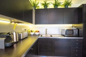 Een koelkast, een microgolfoven, een oven, een kookplaat