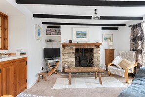 TV, fireplace - Fernleigh Cottage, near the North Cornish beaches (Saint Mabyn)