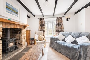 TV, fireplace - Fernleigh Cottage, near the North Cornish beaches (Saint Mabyn)