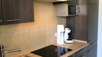 Kühlschrank, Mikrowelle, Herdplatte, Wasserkocher mit Kaffee-/Teezubehör