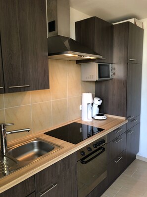 Kühlschrank, Mikrowelle, Herdplatte, Wasserkocher mit Kaffee-/Teezubehör