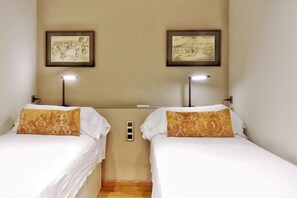 3 dormitorios, escritorio, tabla de planchar con plancha y Internet