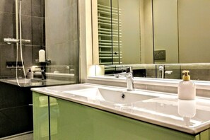 Badewanne, Haartrockner, Bidet, Handtücher