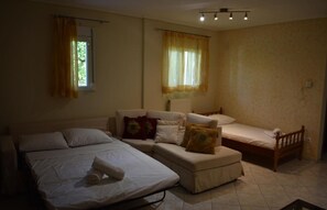 Studio, plusieurs lits | Bureau, chambres insonorisées, fer et planche à repasser