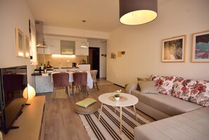 Fernseher, Tischtennisplatte, Bücher