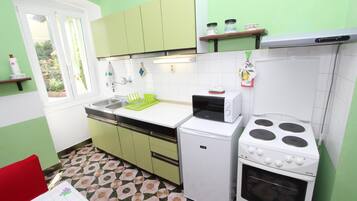 Huoneisto, 1 makuuhuone, terassi | Yksityinen keittiö | Jääkaappi, mikroaaltouuni, liesi, kahvin-/teenkeitin