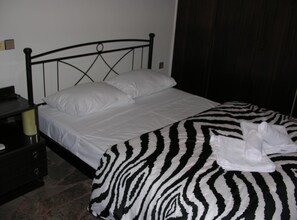 Departamento, 2 habitaciones | Escritorio, insonorización y tabla de planchar con plancha 