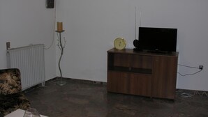 Appartement, 2 slaapkamers | Woonruimte | Flatscreentelevisie