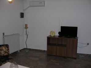 Apartment, 2 Bedrooms | Living area