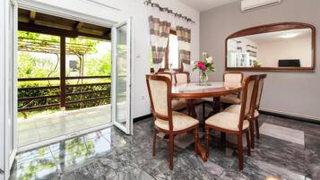 Appartamento, terrazzo | Pasti in camera