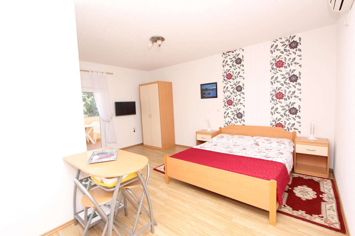 Studio (2nd Floor) | Living area | 50-cm flat-screen TV with satellite channels