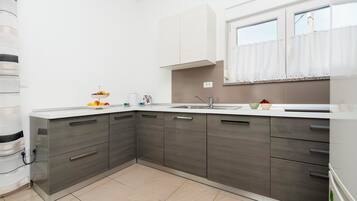 Appartamento, terrazzo | Cucina privata | Frigorifero, piano cottura, macchina per tè/caffè, bollitore elettrico