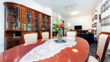 Apartamento, terraza | Servicio de comidas en la habitación