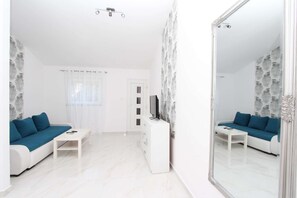 Apartment, 1 Schlafzimmer | Wohnbereich | 50-cm-Flachbildfernseher mit Satellitenempfang