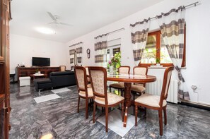 Apartment, Terrasse | Essbereich im Zimmer