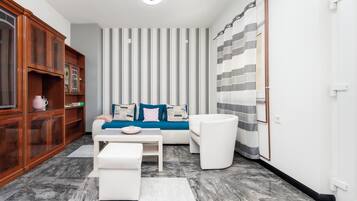 Appartamento, terrazzo | Area soggiorno | TV a schermo piatto 50 cm con canali satellitari