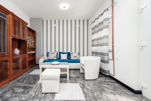 Huoneisto, terassi | Oleskelualue | 50–senttinen taulutelevisio, jossa satelliittikanavat