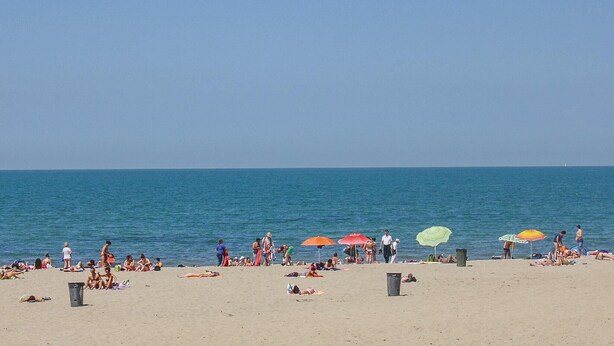 A beach with people sunbathing and swimming. - Pet friendly apartment in Tirrenia -PI- (Tirrenia -PI-)